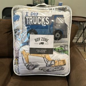 Full/Queen Comforter set. Construction theme.